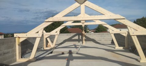 Pose de charpente traditionnelle sur une maison à Morestel