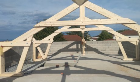 Pose de charpente traditionnelle sur une maison à Morestel