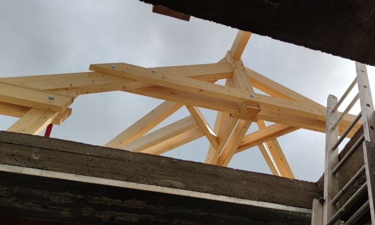 pose de charpente traditionnelle sur une maison à Morestel