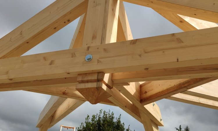 pose de charpente traditionnelle sur une maison à Morestel