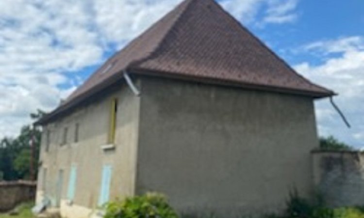 Rénovation de toiture dauphinoise avec couverture en tuile écaille vers Bourgoin-Jallieu 