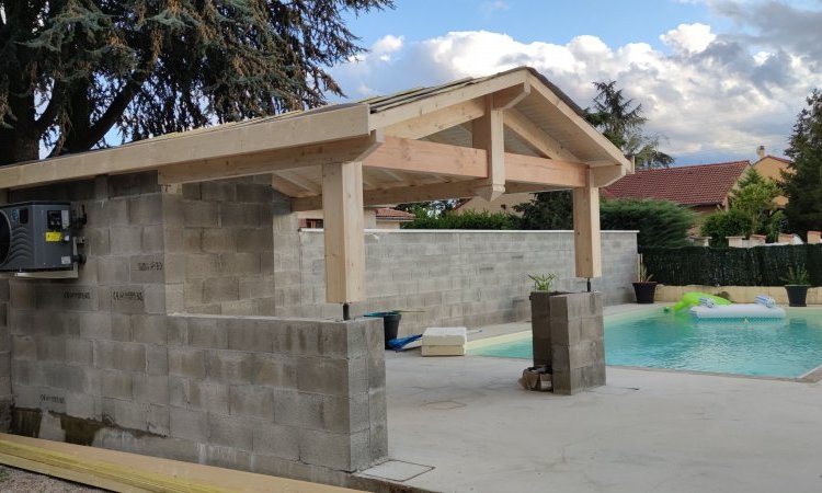 pose de charpente et couverture sur un abris de piscine à Jonage